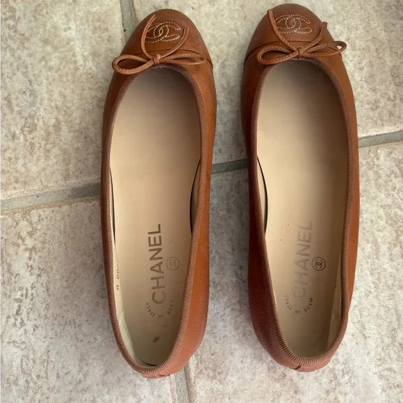 Authentic CHANEL Leather Loafers with Bow - Picture 3 of 7